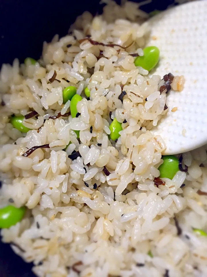 枝豆と塩昆布の和えご飯|torikawaさん