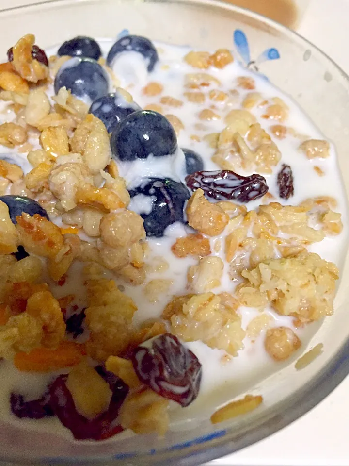 Snapdishの料理写真:Frozen blueberries in your granola|Mary Annさん