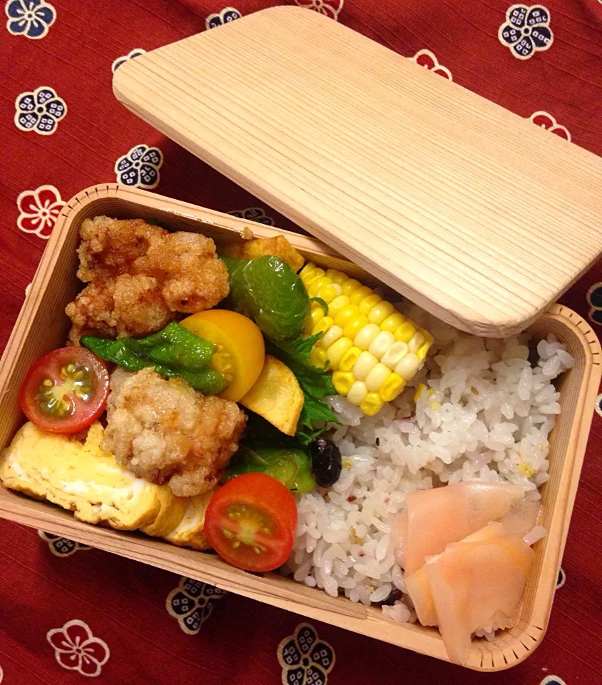 今日のお弁当。塩レモン漬け若鶏、ピーマン、ポテトの唐揚げ、卵焼き、トマト。|Junさん