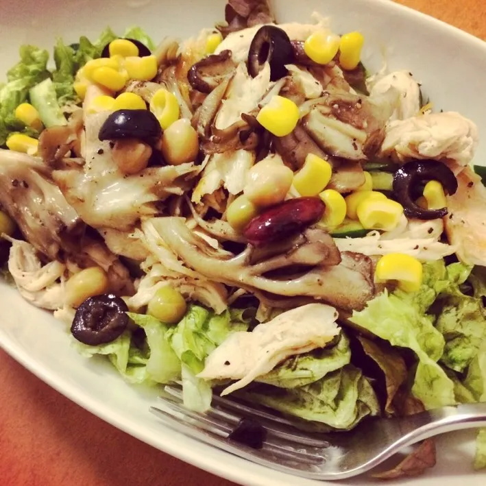 いろいろサラダ / Green Salad with Grilled chicken and mushrooms, corn, some kinds of beans and Black Olive|momocoさん