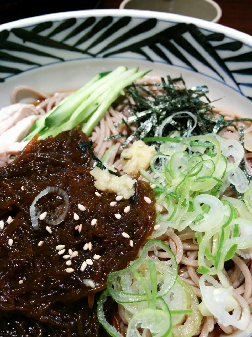 沖縄太もずく蕎麦　シークワーサー果汁をかけていただきます。|大石さん