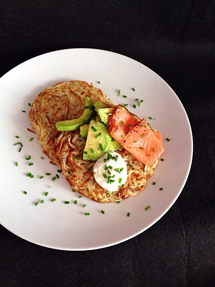 Homemade potato rosti with Greek yogurt, chives, avocado and smoked salmon|coxiella24さん