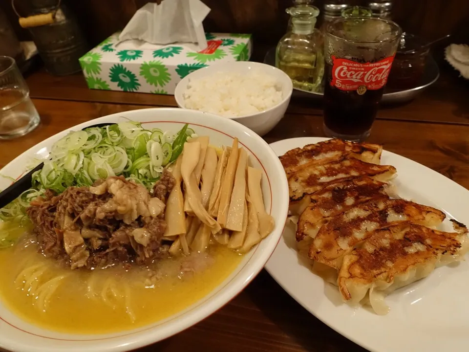 シマシマトム 牛骨塩ラーメンと餃子|ddr3rdmixさん