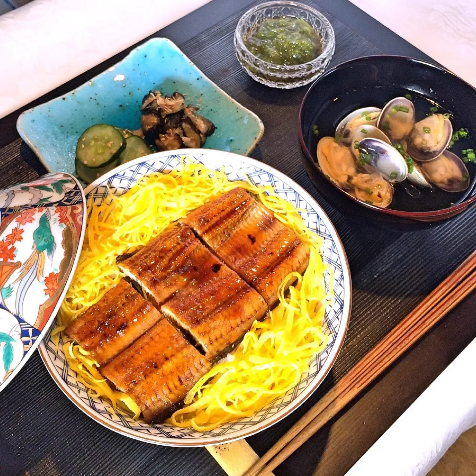 珍しく和食のアップを‥。うな丼・アサリのお吸い物・なす&キュウリの浅漬け・めかぶです☆|ビビチョコさん