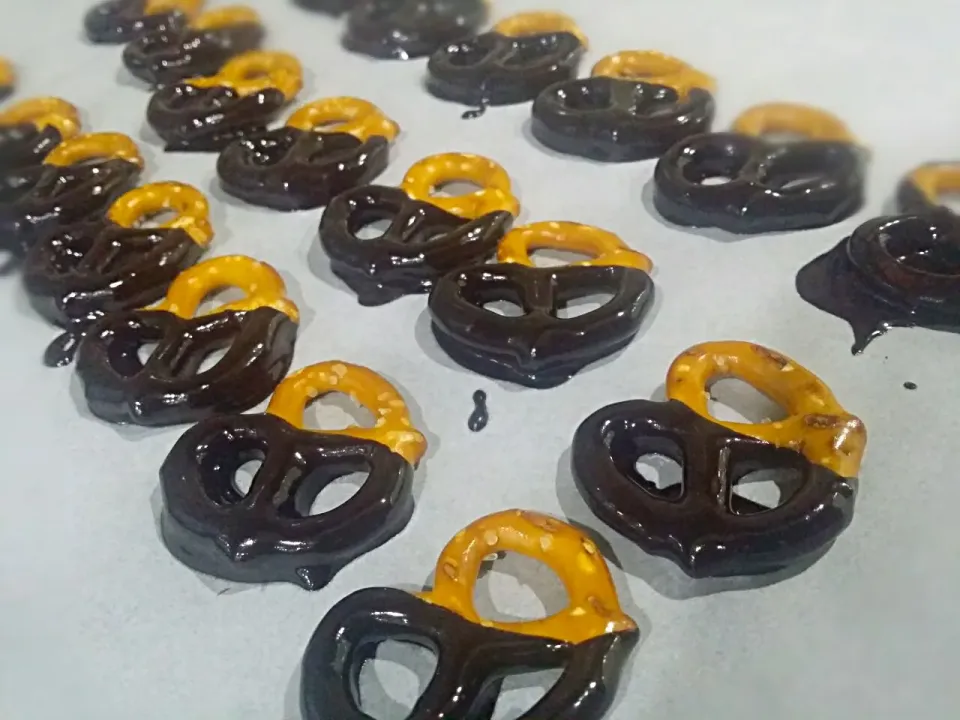 choco dipped pretzel|Hafizaさん