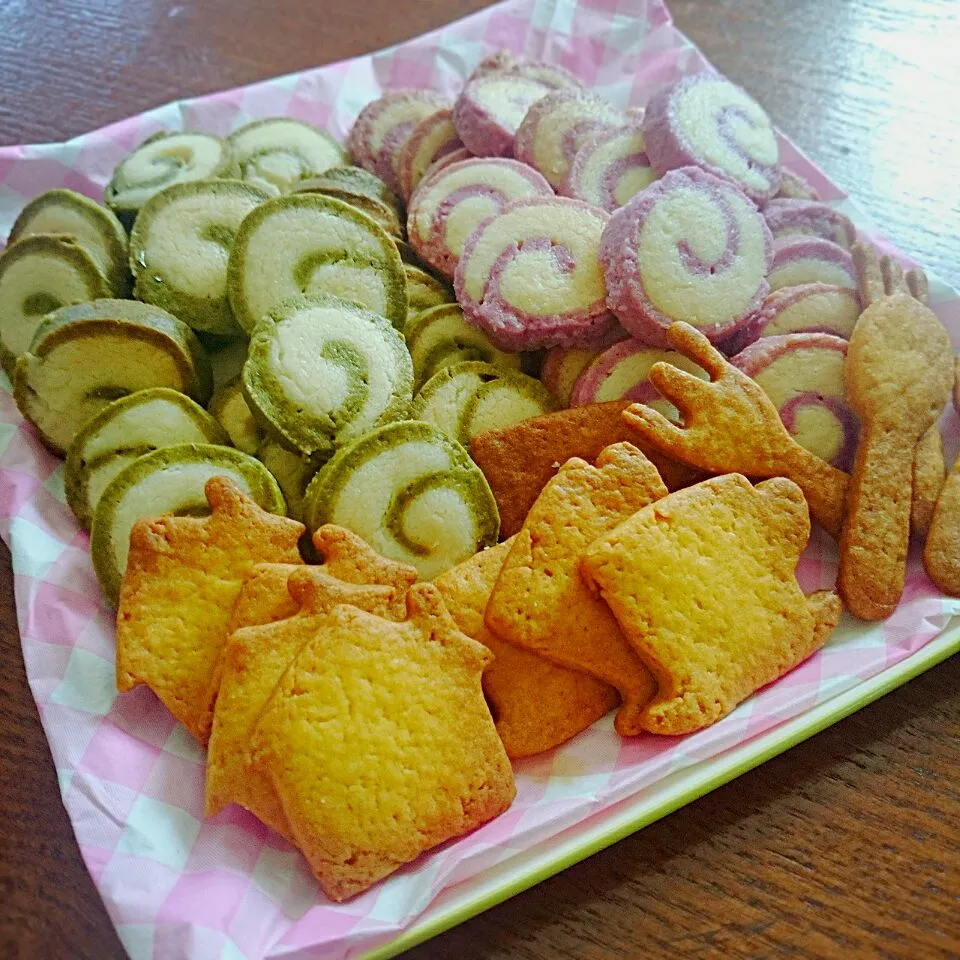 抹茶、紫いものぐるぐるクッキー🌀✨と、かぼちゃの型抜きクッキー🍪✨|実咲さん