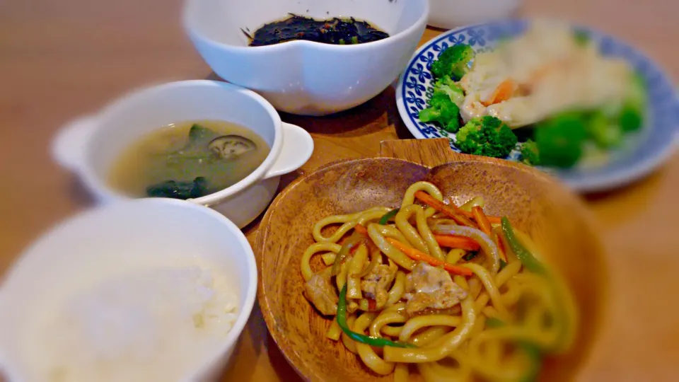 娘ごはん☆焼きうどん、ポテサラ、ひじき煮、ほうれん草となすの味噌汁|みかさん