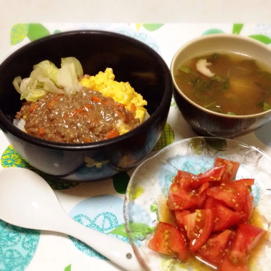 Snapdishの料理写真:和風オムライス丼・メカブとろろのスープ・トマトのゴマ和え|美也子さん