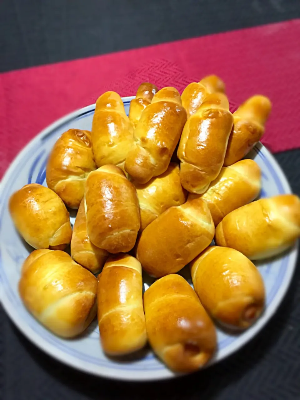 明日の朝食のソーセージパン焼き上がりました〜〜|どんぐりさん