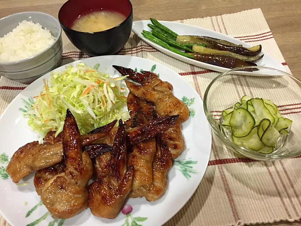 手羽先ニンニク醤油オーブン焼き・茄子と自家製インゲンの油炒め煮浸し・ズッキーニのマリネ・大根と人参の味噌汁|まーままさん