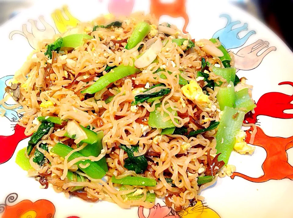 Fried instant noodle with 3 kinds of mushrooms.  มาม่าผัดแห้งกับเห็ดสามอย่าง|yui-watchcatさん