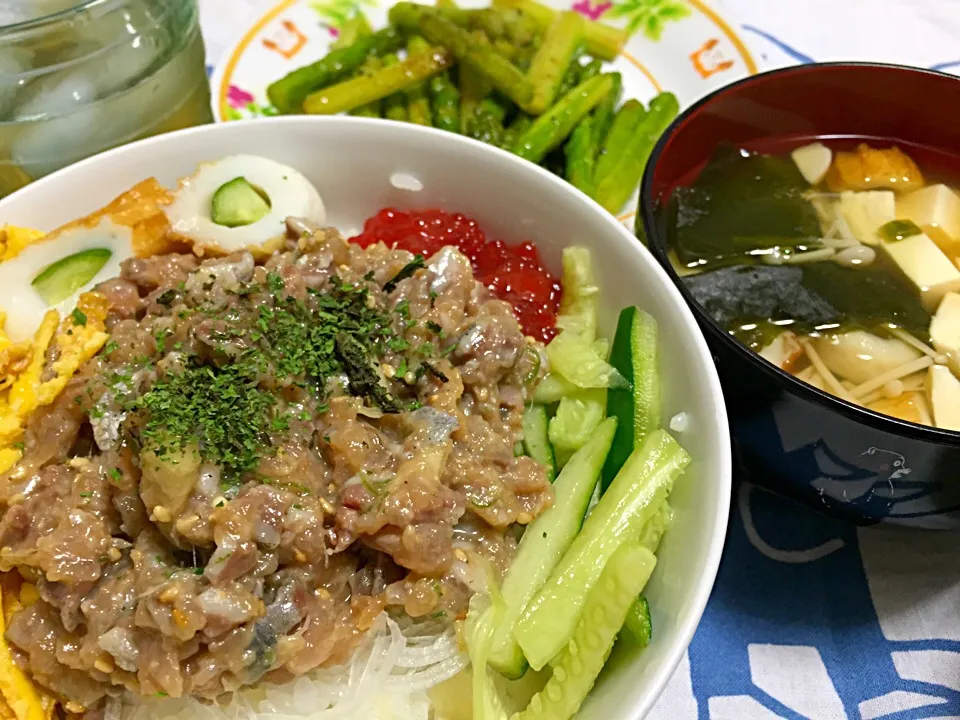 鰯ぬた丼。ネギが少ししかなくて茗荷微塵切りたっぷり加えて。仕上げにドライ保存してある大葉をふりかけて。|もじゅさん