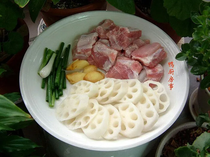 Snapdishの料理写真:莲藕排骨汤。。。pork ribs and lotus root soup 1|steven z.y.さん