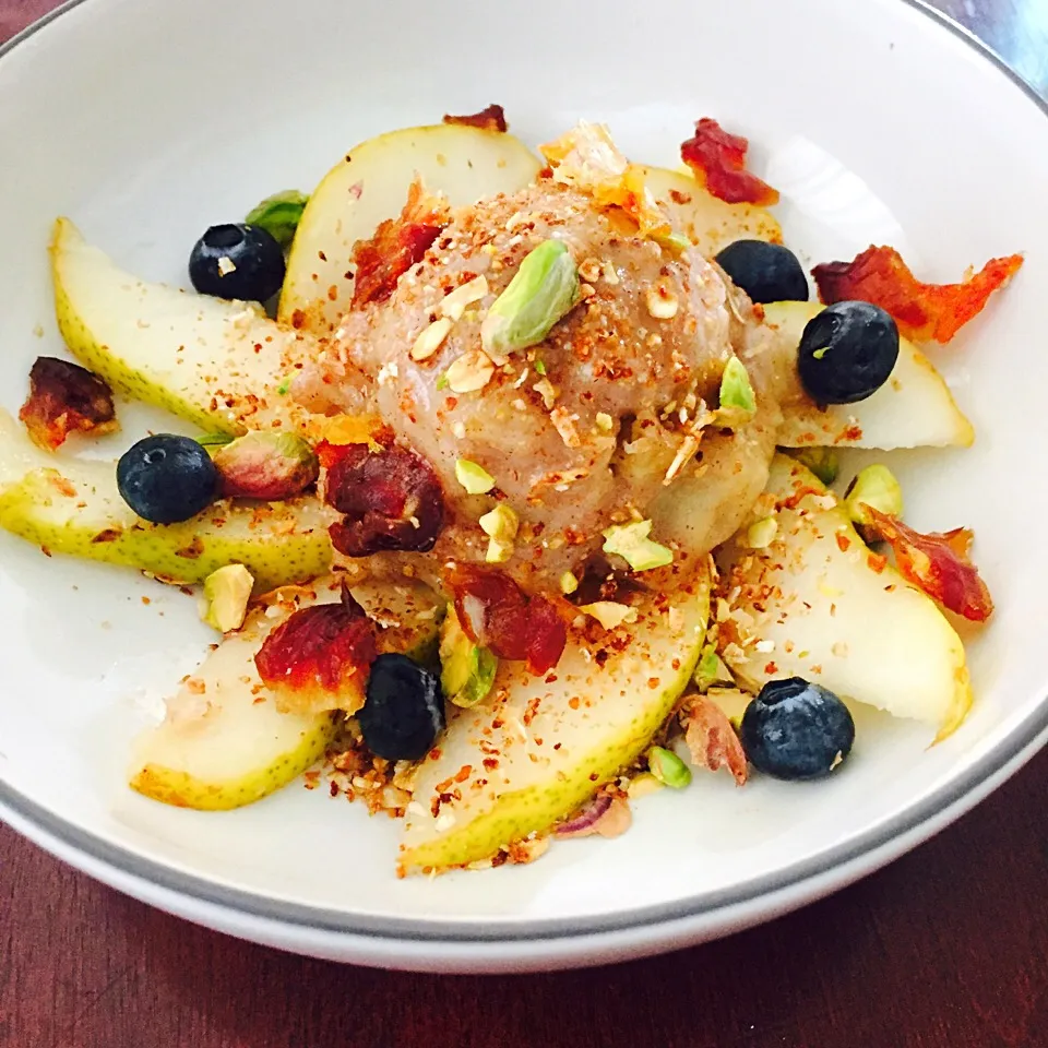 Ice cream sundae: banana cinnamon ice cream on a bed of sliced pears topped with granola, pistachios, blueberries and dates|victoria valerioさん