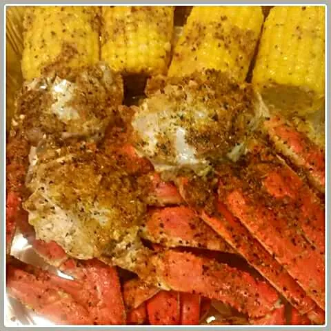 Garlic Butter Crab Legs W/ Cajun Seasoned Corn|Sheila Harrisさん