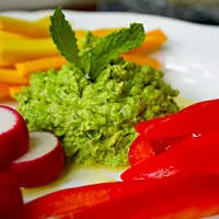 Snapdishの料理写真:Raw Green Pea Mint Hummus|lisaさん