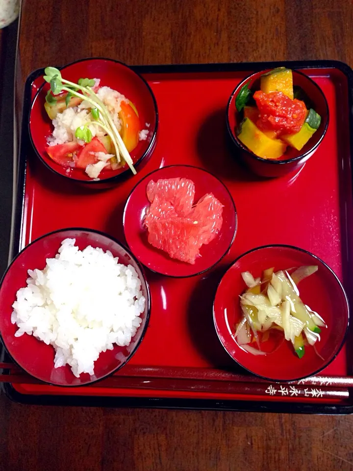 白飯、ミョウガときゅうりのお吸い物、トマトのおろし和え、かぼちゃの煮物、グレープフルーツ|nekoさん