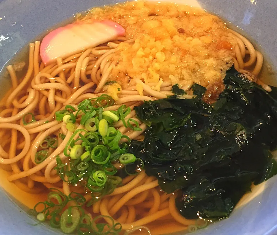 今日は灼熱地獄の仕事先なので、珍しく朝ごはんを食べてみる😄阪急そばどすぇ🍜|にゃあ（芸名）さん