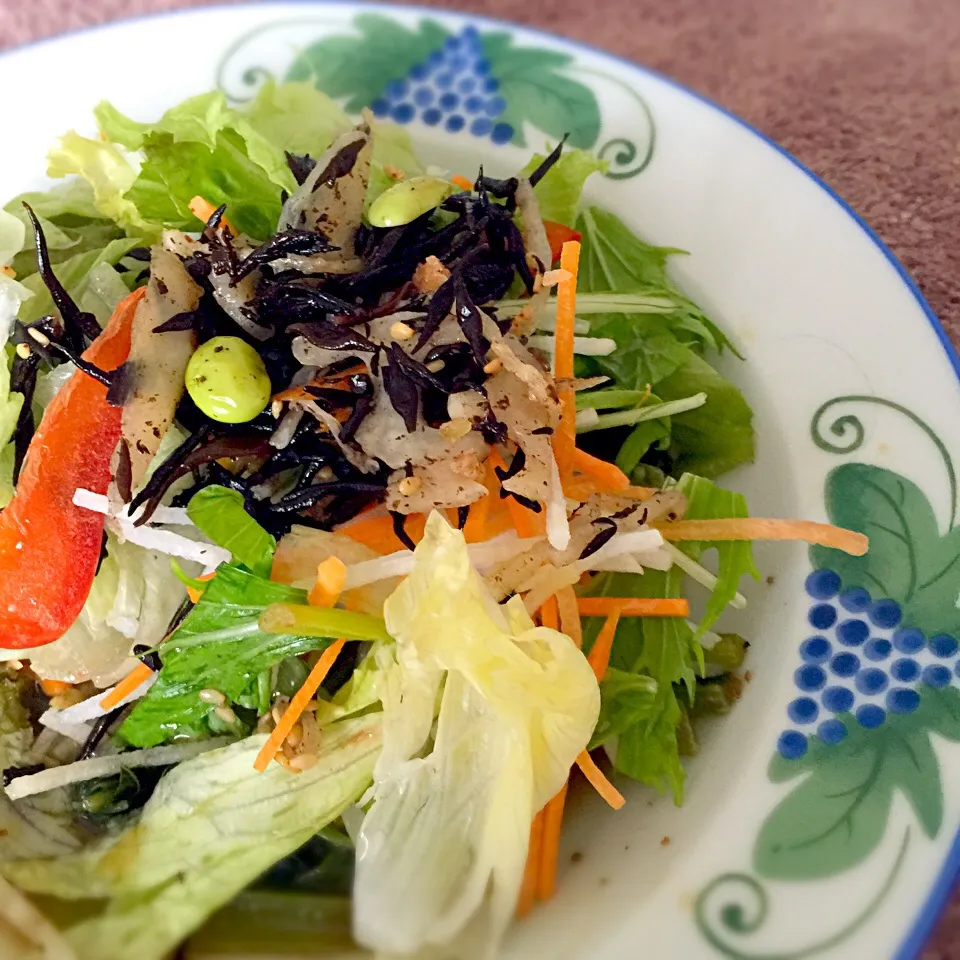 冷蔵庫に残ってた野菜、お惣菜混ぜちゃう（≧∇≦）亜麻仁油と花山椒かけていただきます。|リュカさん