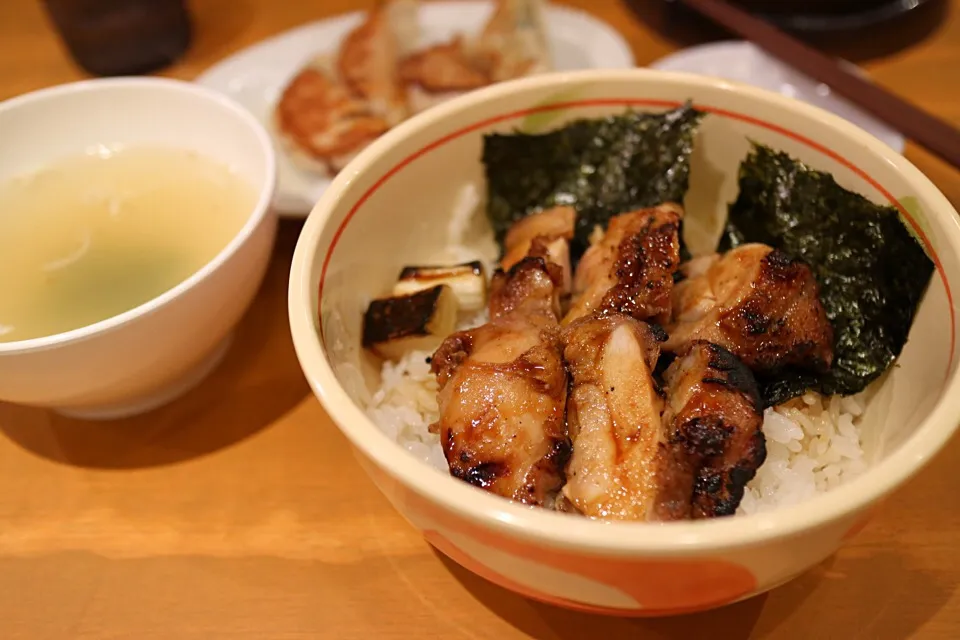 焼鳥丼と餃子セット|マハロ菊池さん