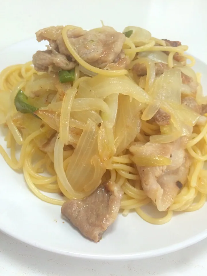 玉ねぎと豚肉の和風醤油パスタ|LOUPEのオフィスごはんさん