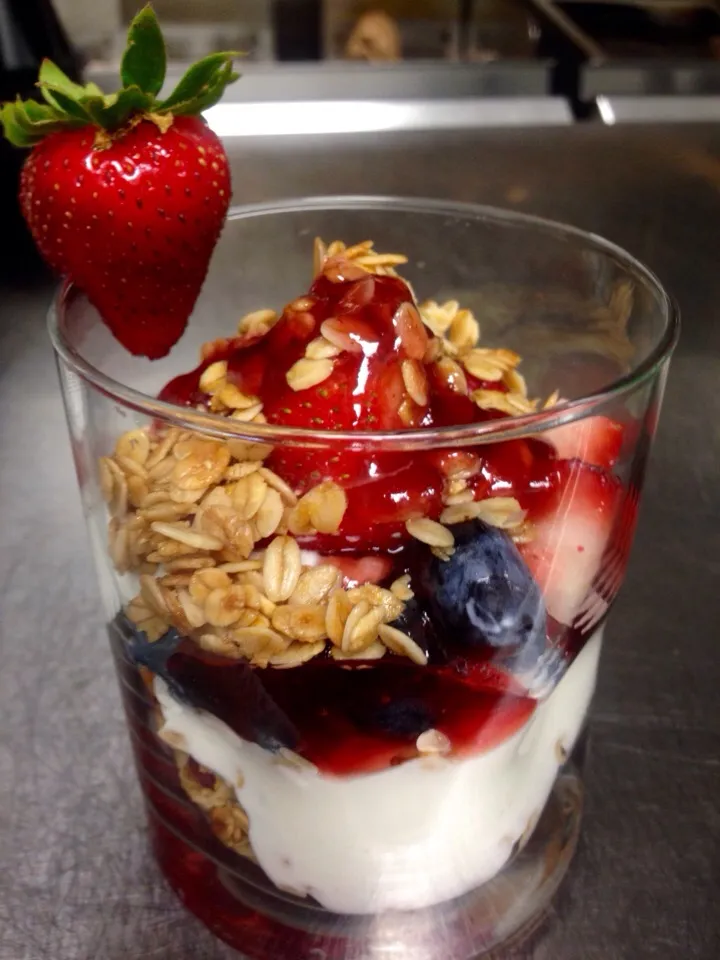 Greek Yogurt Parfait|peggy waldonさん