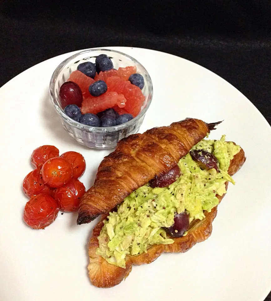 Chicken avocado croissant, roasted cherry tomatoes, fresh fruits|coxiella24さん