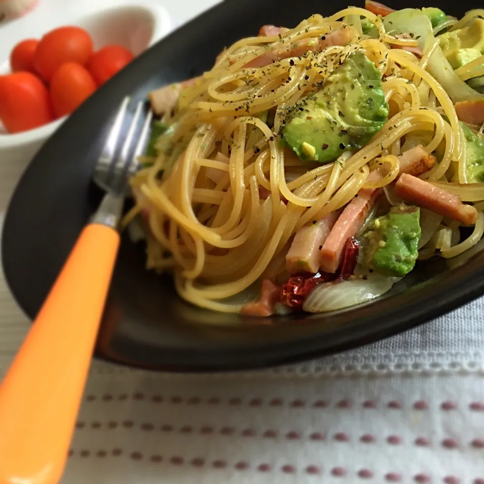 昼食◎ 水パスタ初挑戦！モチモチ〜感動です🙌 アボカドinのペペロンチーノ|しょちちさん