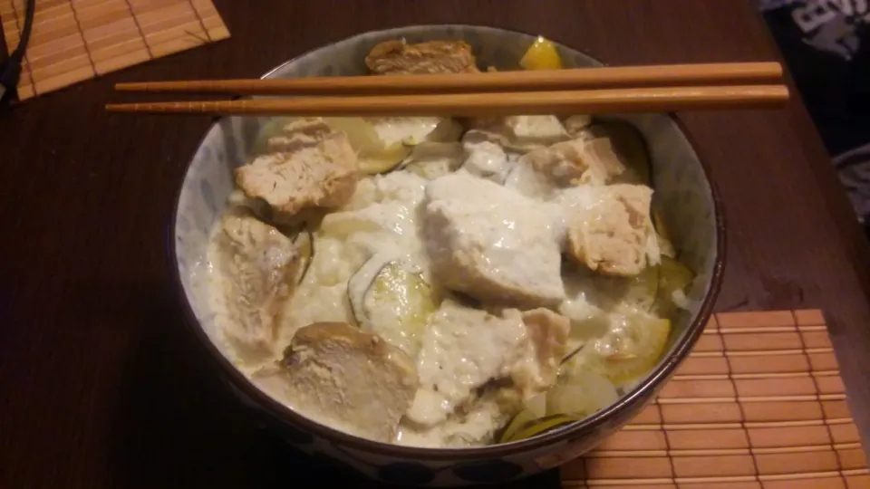 Snapdishの料理写真:ズッキーニ、玉ねぎ、レモン、クミンとコリアンダーチキン丼
Zucchini, onion, lemon, cumin and coriander chicken on a bowl of rice
bol de riz à  la courgette, oignon, citron et poulet au cumin|Antoine Blancさん