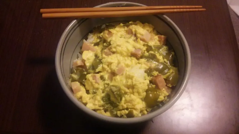 ピーマン、ベーコン 卵丼  
bowl of rice with green pepper and bacon 
bol de riz à l’omelette poivron vert, bacon omelette|Antoine Blancさん