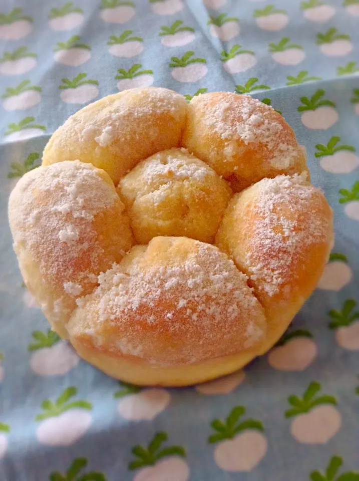 砂糖たっぷり乗せたお花のちぎりパン《柚子入りの生地》|くるみさん