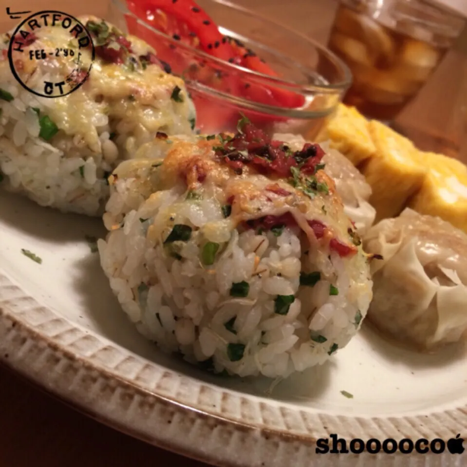 Snapdishの料理写真:ゆんゆんゅんさんの料理 梅チーズ焼きおにぎりで。|shoooocoさん