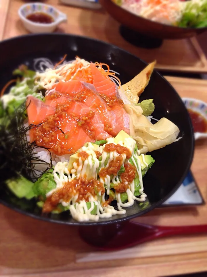 サーモンアボカド丼|ありんこさん