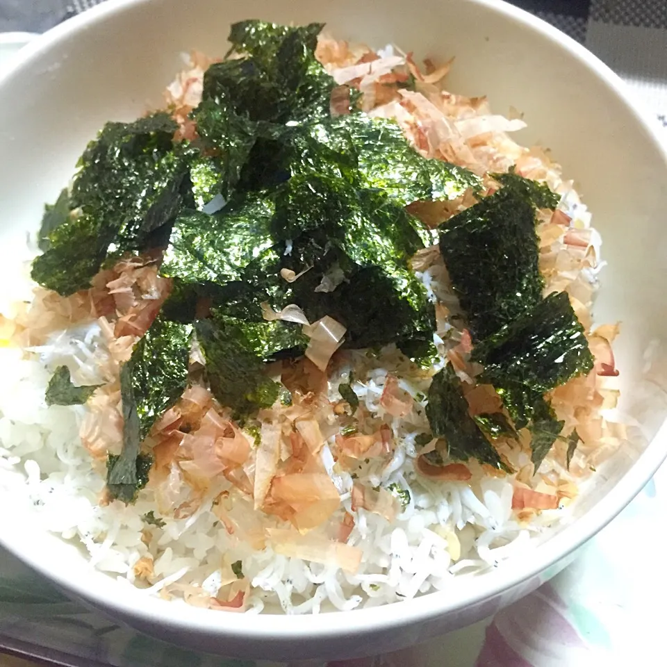 しらす干しと削り節に、焼き海苔をかけて、だし醤油で頂きます(^^)|ギムレットさん