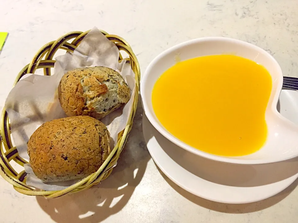 Bread & ginger carrot soup|Sky Blueさん