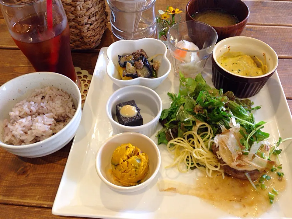 山芋ハンバーグのプレートランチ|ちゃみこさん