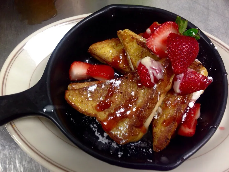 Strawberry Cream Cheese Stuffed French Toast Skillet|peggy waldonさん