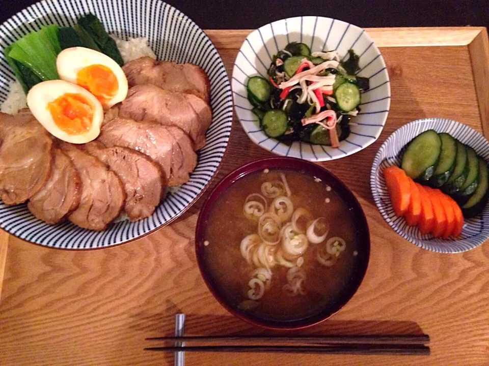 焼豚丼、酢の物、ぬか漬け、おくらと豆腐の味噌汁|ayumiさん