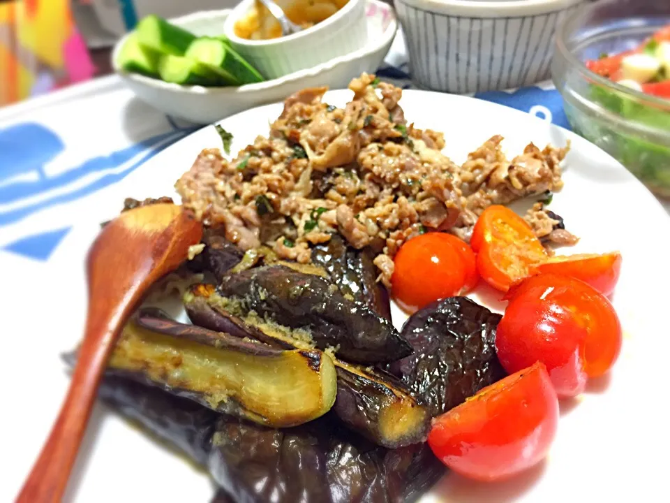 ナスのしぎ焼き、豚肉の生姜焼き風味の大葉和え。|もじゅさん