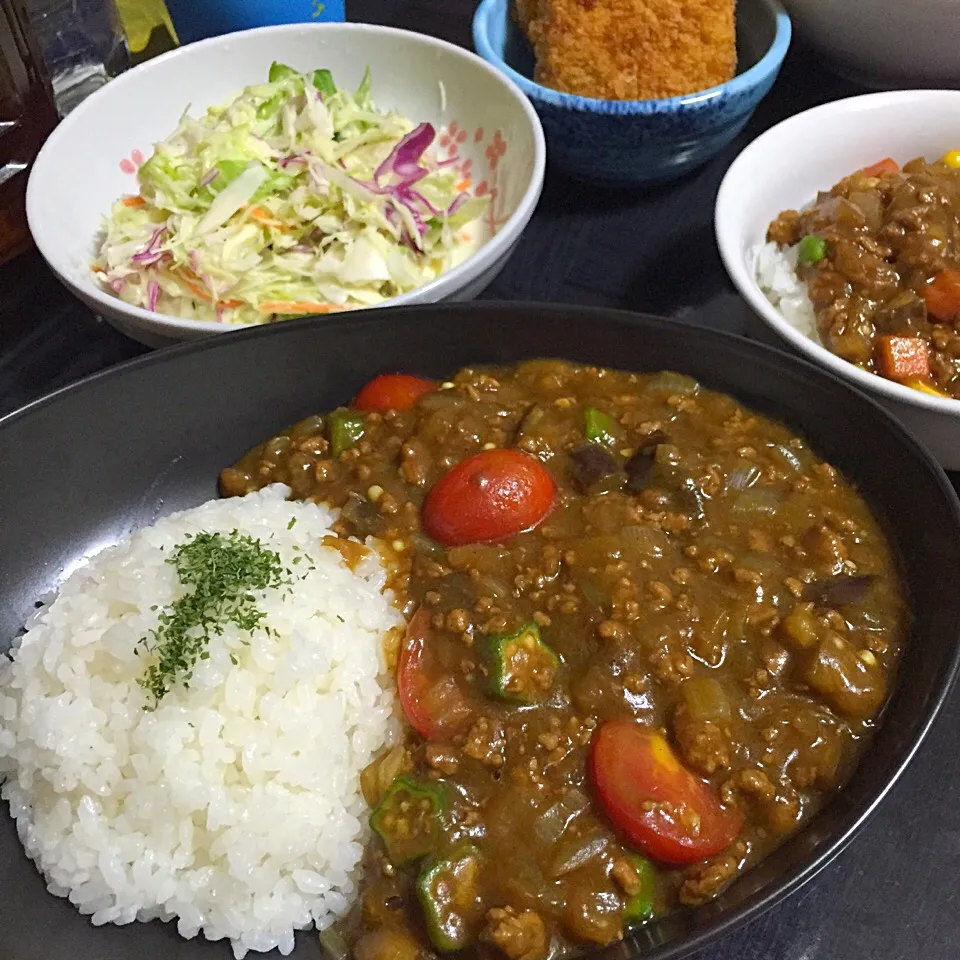 今日の晩ご飯は、夏野菜のひき肉カレー、コールスローサラダ、お惣菜のコロッケ。|ゆえさん