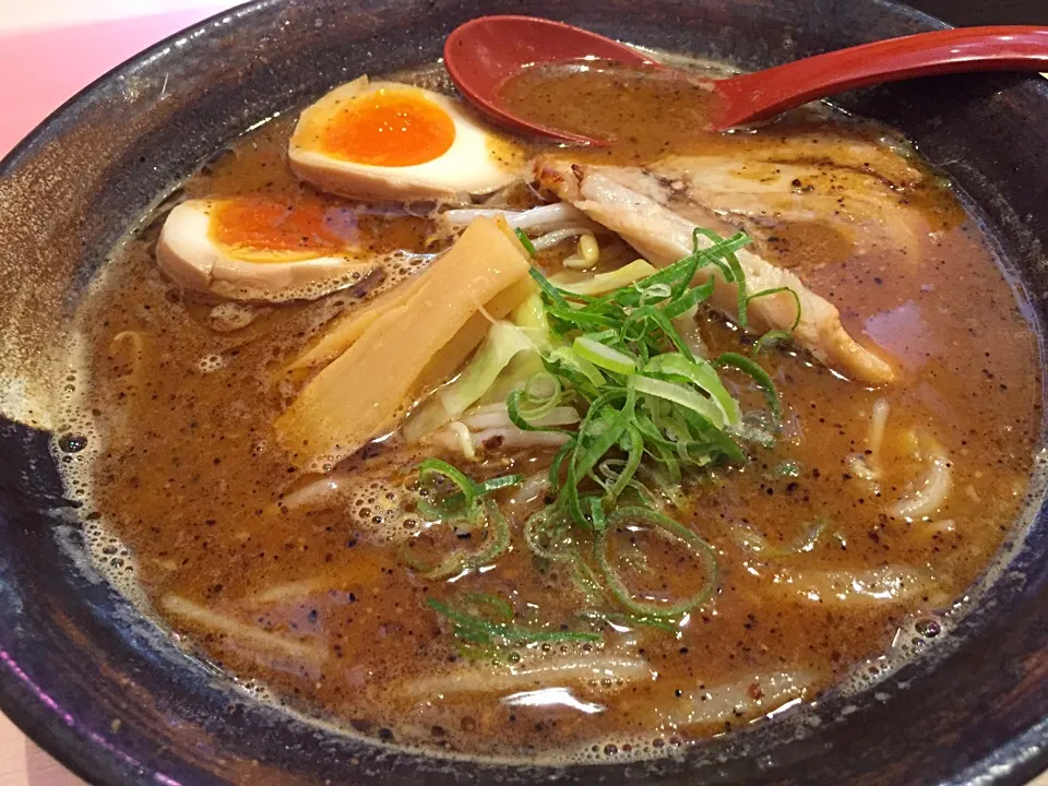 金の炙り味噌ラーメン (味付煮玉子トッピング)|さくさくぱんださん