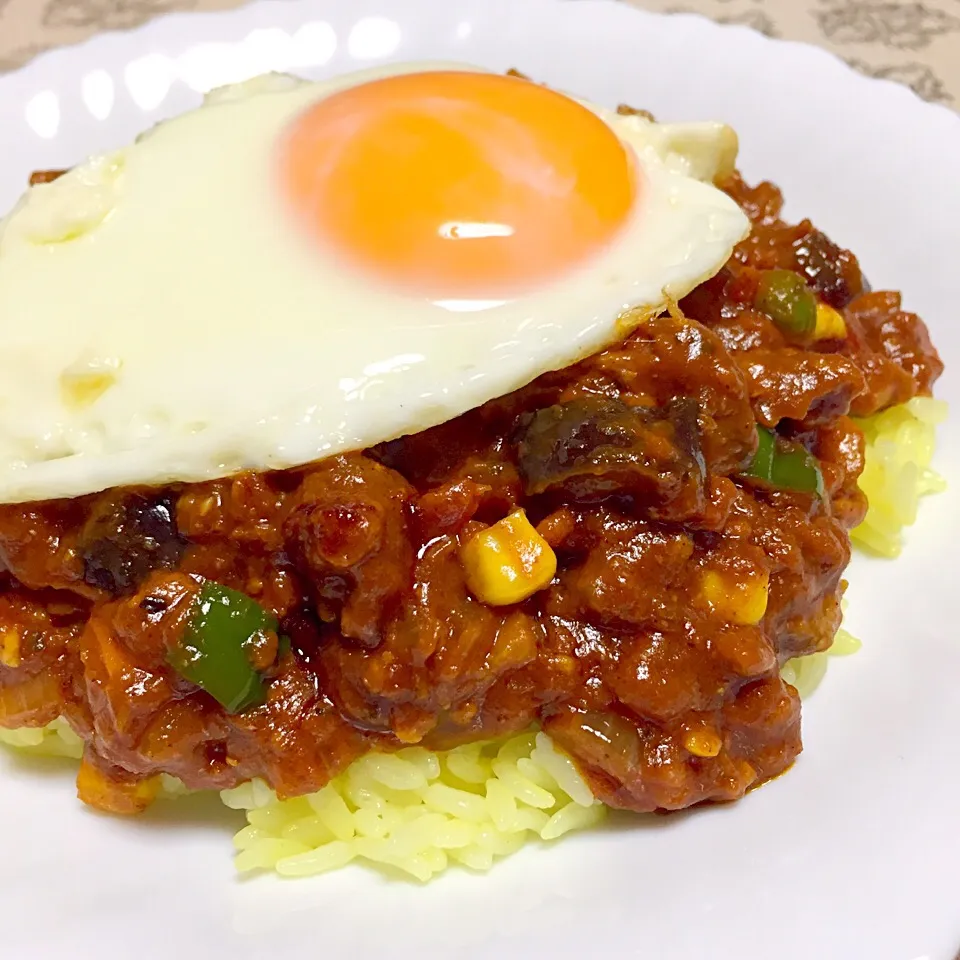 ナスとトマトのキーマカレー 目玉焼きのっけ|カウンター嬢さん