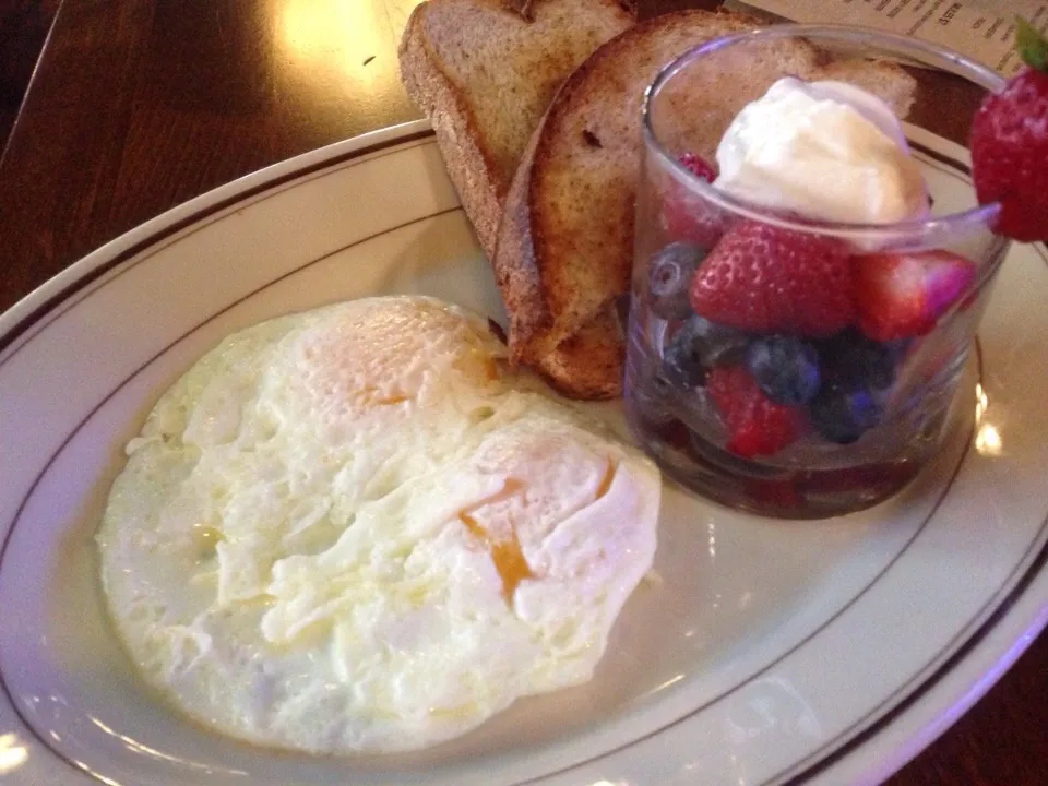 Lite Breakfast with seasonal fruit and Greek yogurt|peggy waldonさん