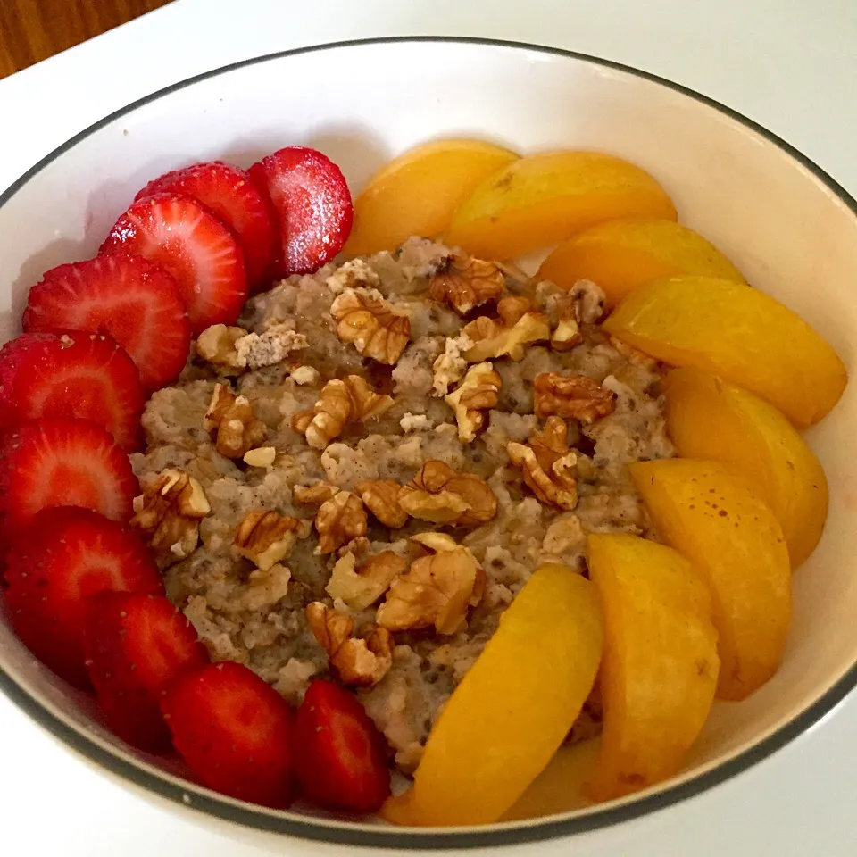 Snapdishの料理写真:Oats with cinnamon, chia seeds and agave topped with plums, strawberry and walnuts|victoria valerioさん