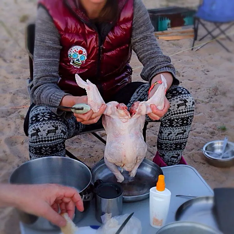 Snapdishの料理写真:ロシア バイカル湖畔のキャンプのディナーはグリルドチキンみたい🐓|うるるとらさん