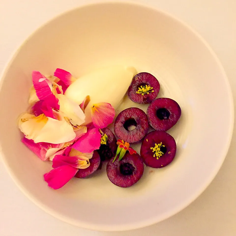 Snapdishの料理写真:Icecream, rosepetals & cherries|Generaalさん