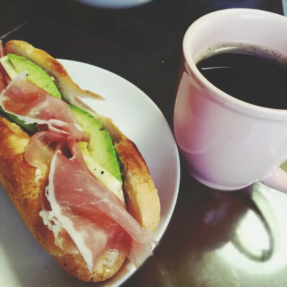 Snapdishの料理写真:休日の朝ご飯❤️  生ハム、アボカド、プロセスチーズのサンドイッチ💟|ミーさん