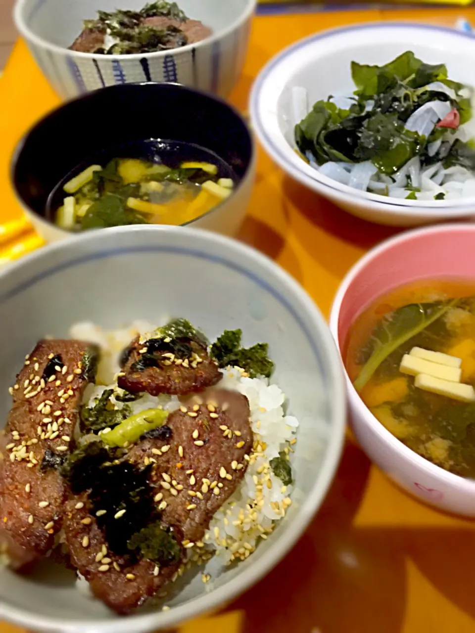 Snapdishの料理写真:黒毛和牛の焼肉丼  白だし胡麻醤油山葵添え  おか海苔と高野豆腐のお味噌汁  蒟蒻と海藻のサラダポン酢と😋|ch＊K*∀o(^^*)♪さん