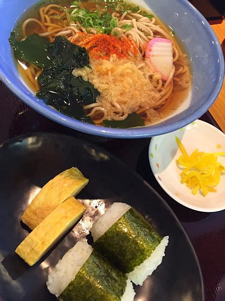 今日も今日とて灼熱地獄の仕事場なので、朝ごはんで塩分補給🍜今日は🍙付き🎵|にゃあ（芸名）さん