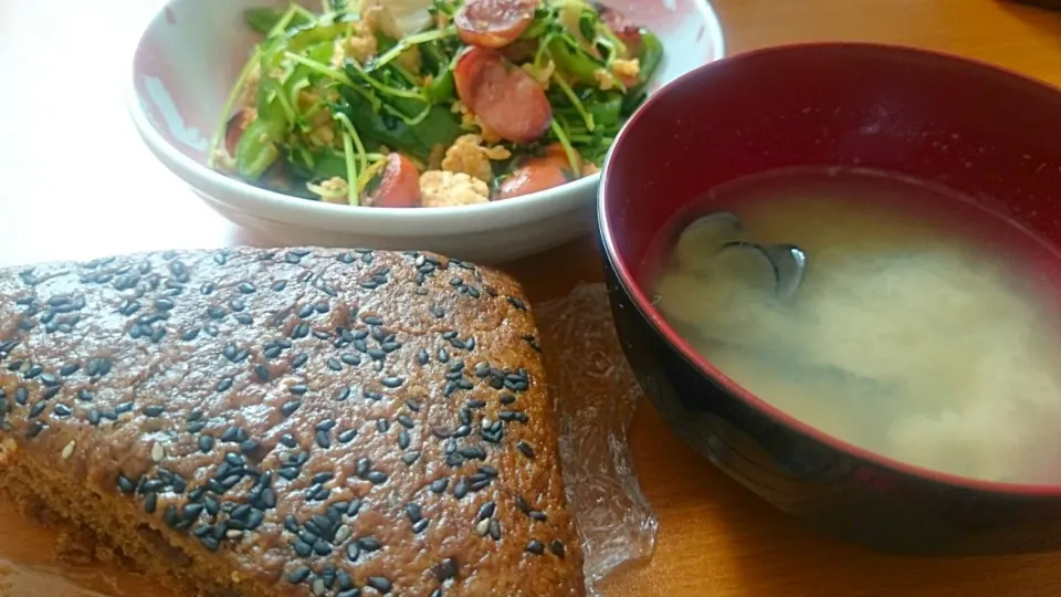 朝ごはん(豆苗炒め、黒糖蒸しパン、しじみの味噌汁)|しおさん